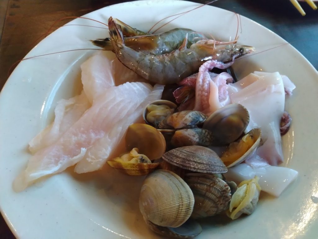 A seafood plate with clams and shrimp, perfect for Thai mookata enthusiasts in Singapore.
